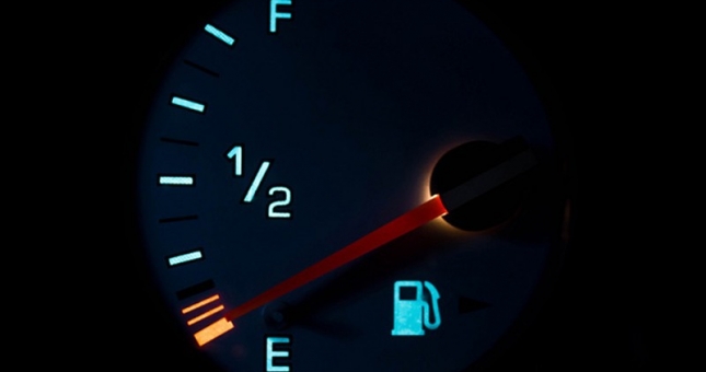 Ô tô gần hết xăng còn đi được bao nhiêu km?